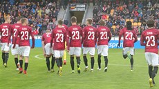 Spar�an�tí fotbalisté nastupují k utkání s Baníkem Ostrava v dresech bývalého...