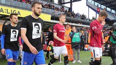 Fotbalisté Sparty (v erveném) a Baníku Ostrava nastupují k utkání nadstavbové...