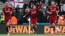 Virgil van Dijk z Liverpoolu (uprosted) slaví svj zásah do sít Newcastlu.