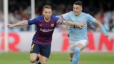 Iago Aspas z Celty Vigo (vpravo) se snaí zastavit rozbh Arthura z Barcelony....