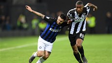 Matteo Politano z Interu Milán (vlevo) odstrkuje Marvina Zeegelaara z Udinese.