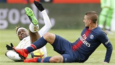 Allan Saint-Maximin z Nice (vlevo) a Marco Verratti z PSG se po vzájemném...