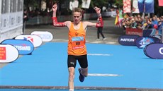 Vít Pavlita dobíhá do cíle Praského maratonu.