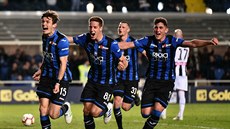 Hrá�i Atalanty Bergamo se radují ze vst�eleného gólu do sít� Lazia.