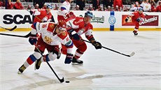 Rus Sergej Plotnikov ujíždí s pukem během zápasu proti Česku.