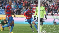 Fotbalisté Plzně dávají druhý gól v zápase proti Jablonci.