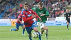 Jan Kova�ík z Plzn� (vlevo) a Eduard Sobol z Jablonce v souboji o mí�.