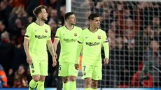 Fotbalisté Barcelony smutní po inkasované brance na hiti Liverpoolu.