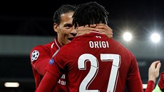 Liverpoolský obránce Virgil van Dijk objímá stelce branky Divocka Origiho.