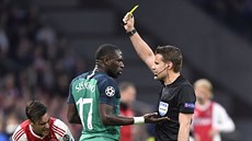 ZA CO? Záloník Tottenhamu Moussa Sissoko se diví, e od sudího Felixe Brycha...