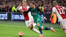 Christian Eriksen (Tottenham) utíká s míem ped Kasperem Dolbergem (Ajax).