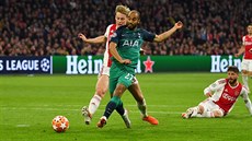 Lucas Moura z Tottenhamu střílí branku proti Ajaxu.