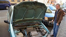 Auto v�t�inou nabíjí na Smíchov� p�ed kostelem.