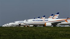 Uzemněná letadla Boeing 737 MAX společnosti Smartwings na letišti v pražské...