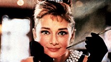 Audrey Hepburnová v malých černých šatech ve filmu Snídaně u Tiffanyho