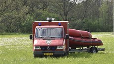 Policejní potápi a hasii prohledávali koryto a behy eky Olavy pi pátrání...