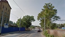 Nádra�ní ulice na pra�ském Smíchov� p�ed opravou. Auta musí p�i odbo�ení vlevo...