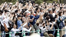 Japonci vítají kolonu nového panovnického páru, kterým je císa Naruhito a jeho...