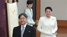 Nový japonský panovnický pár bhem slavnostního uvedení na trn v císaském...