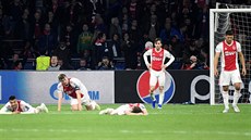 Fotbalisté Ajaxu Amsterdam v čele s kapitánem Matthijsem de Ligtem poté, co v...