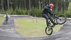 Nová pumptracková dráha v novomstské Vysoina Aren je jednou z nejvtích v esku. Lze jí projet na nejrznjích druzích kol, ale i na longboardu, odráedle nebo na in-line bruslích. Podobnou se dvma paralelními dráhami by chtla budovat i Jihlava.