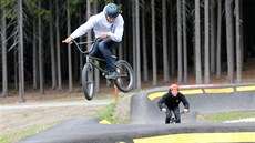 Nová pumptracková dráha v novomstské Vysoina Aren je jednou z nejvtích v esku. Lze jí projet na nejrznjích druzích kol, ale i na longboardu, odráedle nebo na in-line bruslích. Podobnou se dvma paralelními dráhami by chtla budovat i Jihlava.