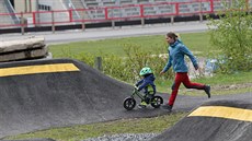 Podobnou atrakci u má Nové Msto na Morav, kde pumptrack vznikl za stelnicí ve Vysoina Aren. Tam vak zvolili asfaltový povrch.