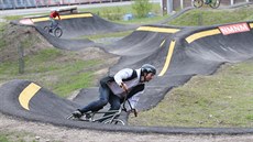 Podobnou atrakci u má Nové Msto na Morav, kde pumptrack vznikl za stelnicí ve Vysoina Aren. Tam vak zvolili asfaltový povrch.