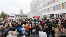 Nkolik stovek lidí protestovalo a podepisovalo petici proti prodeji akcií...