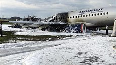 Ruské dopravní letadlo po poáru na palub nouzov pistálo na moskevském...