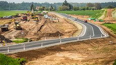 Nová silnice u stavby dálnice D11 u Jarome (2.5.2019).