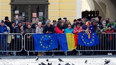 Lidé ekají na píjezd státník zemí EU na summit v rumunském Sibiu (9. kvtna...