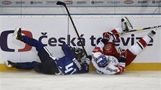 Finský hokejista Joel Kiviranta z Finska se srazil s Radkem Gudasem z eska.