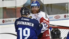 Finský hokejista Veli-Matti Savinainen se pere s Jakubem Voráčkem z Česka.
