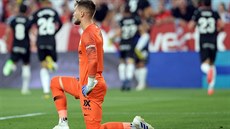 Branká Tomá Vaclík ze Sevilly poté, co inkasoval jeden ze tí gól v zápase s...