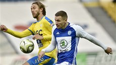 Muris Me�anovi� (vpravo) z Mladé Boleslavi v souboji s teplickým Janem Ho�kem.