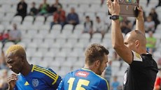 Zranného útoníka FC Vysoina Stanislava Klobásu musel u ve 33. minut...