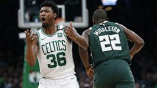 Údiv ve tvái bostonského Marcuse Smarta je výmluvný. Khris Middleton z...