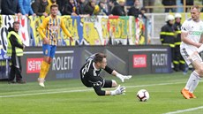 Karvinský branká� Martin Berkovec v akci.