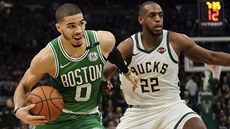 Jayson Tatum (vlevo) z Bostonu v souboji s Khrisem Middletonem z Milwaukee.