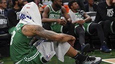 Zklamaný Marcus Morris z Bostonu sleduje poslední vteiny zápasu s Milwaukee