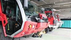 Pohled do hasiských garáí na praském letiti. V popedí vozidlo Rosenbauer...