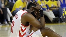 James Harden z Houstonu se drí za hlavu ve druhém zápase s Golden State.