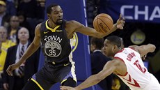 Kevin Durant (35) z Golden State chytá mí, brání ho Eric Gordon z Houstonu.