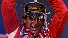 Ayrton Senna slaví triumf ve Velké cen Brazílie, rok 1993.