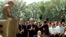 Frank Williams, majitel stáje Williams, na snímku z roku 1997 u sochy...