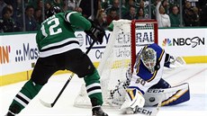 Jordan Binnington (50), gólman St. Louis, zasahuje proti Radkovi Faksovi (12) z...