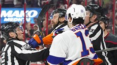 Mathew Barzal (13) z NY Islanders a Justin Williams z Caroliny se dostali do...