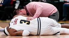 Torrey Craig z Denveru se dr�í za poran�ný nos.