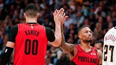 Enes Kanter (vlevo) a Damian Lillard z Portlandu slaví v zápase s Denverem.